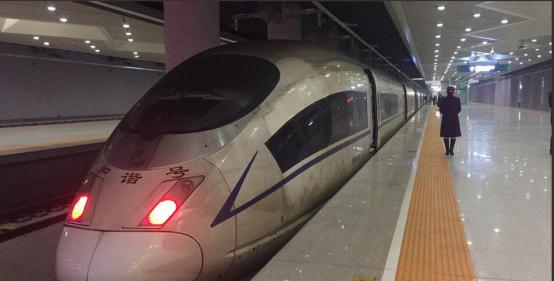  穿越霧霾區的高鐵，塵埃布滿整個車身