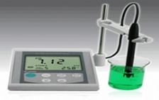  在進行pH測試時，探頭與儀器設置應注意哪些問題？