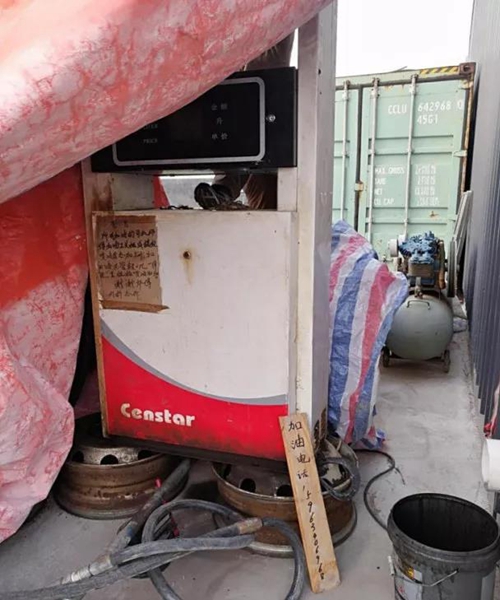 2018年11月1日，中央第三生態環境保護督察組進駐山東省開展&ldquo;回頭看&rdquo;。通過對相關部門走訪問詢，并抽查有關企業，發現山東省物流運輸企業違規使用普通柴油或其他高硫分燃油問題依然十分突出，柴油貨車尾氣污染嚴重。  一、基本情況  《大氣污染防治法》明確，禁止向汽車和摩托車銷售普通柴油以及其他非機動車用燃料。第一輪中央環保督察反饋指出，山東省以普通柴油替代車用柴油的情況較多，濱州等地市大量物流運輸企業違規使用普通柴油，尾氣污染問題突出。  為此，山東省整改方案要求，杜絕違規使用普通柴油的情況，并明確由原省工商局負責部署推進相應整改工作。原省工商局于2018年8月1日上報山東省環境保護督察反饋意見整改工作領導小組，聲稱該問題完成整改并銷號。  二、主要問題  督察發現，原山東省工商局作為整改責任主體沒有認真履行整改職責，未就整改工作進行部署推進，整改任務目標完全落空，全省物流運輸企業違規使用普通柴油或高硫分燃油問題依然普遍存在。  （一）違規售油無人管。督察組抽查3個地市的4家煉化公司，發現這些煉化公司違規大量向物流運輸企業銷售普通柴油或其他高硫分燃油，導致這些柴油大量替代車用柴油使用，污染嚴重。2018年，東營齊潤化工有限公司將3萬余噸硫含量近2000mg/kg的常壓柴油售給物流運輸企業和加油站，墾利石化有限公司也將3萬余噸硫含量2000-3000mg/kg的燃油售給相關物流運輸企業和加油站，硫含量最高超標約300倍。2017年中央環保督察以來，山東匯豐石化集團有限公司將近40萬噸普通柴油銷往多家物流運輸企業，濰坊市昌邑石化有限公司將5萬余噸國Ⅳ和國Ⅴ的普通柴油售給物流運輸企業?，F場抽查發現，物流運輸企業多數在自身停車場內私自安裝加油裝置，將所購違規油品自用，昌邑市盛宏物流有限公司甚至違法轉售其他社會車輛。   圖1 昌邑市盛宏物流有限公司在停車場內私設加油裝置  （二）督察整改做樣子。原省工商局作為督察整改的責任主體，接受任務時服從安排，實際整改時做做樣子。督察反饋明確指出問題主要是煉化公司違法向物流運輸企業銷售普通柴油替代車用柴油使用，導致汽車尾氣污染。但原省工商局等部門整改時僅部署對加油站和成品油倉儲批發企業的檢查，沒有將煉化公司到物流運輸企業的黑色鏈條作為查處對象。整改工作指東打西，真正問題沒有觸及。另外，整改方案明確的目標是&ldquo;強化日常監督管理，杜絕違規使用普通柴油&rdquo;；但原省工商局擅自在銷號材料中將目標改為&ldquo;針對加油站開展專項整治行動&rdquo;，以此蒙混過關，虛假銷號。   圖2 原省工商局在銷號確認表上弄虛作假  （三）執法監管走過場。2017年以來，山東省各市共打擊取締非法加油點近2000家，但僅對涉案物流運輸企業進行了處罰，未能以此為線索追根溯源，對源頭煉化公司違規售油問題進行查處，煉化企業到物流運輸企業的黑色鏈條始終未被斬斷。  一些煉化企業長期游離于監管之外，缺乏對法律的敬畏。2018年8月，生態環境部調研發現中國化工集團山東昌邑石化有限公司涉嫌違法生產銷售國Ⅳ普通柴油，但在進一步調查時，企業拒絕配合，不提供相關臺賬，并臨時編造相關記錄。&ldquo;回頭看&rdquo;進駐后，督察組再次現場檢查，要求企業提供儲運臺賬，企業依然拒絕提供，并繼續編造謊言，提供虛假材料，性質十分惡劣。  對此，濰坊市查處不嚴不實，甚至試圖蒙混過關。在督察組兩次督導后，查處工作依然走過場，在未調度企業生產記錄和儲運臺賬等關鍵證據的情況下，即采信企業說法，甚至未調閱生產記錄就作出該企業2018年未生產銷售國Ⅳ普通柴油的結論。直到督察組再次督導、進一步明確要求后才加大查處力度，發現該企業2018年實際以燃料油名義違規銷售國Ⅳ普通柴油4萬多噸。  三、原因分析  原山東省工商局不在整改落實中下功夫，反而在整改銷號上動腦筋，表面整改，虛假整改問題突出。  山東省有關地市不敢動真碰硬，對違法銷售不合格油品的黑色鏈條整治不力，未能對油品來源追根溯源，未對煉化企業的違法行為依法查處。